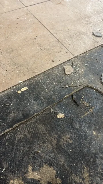 Black bitumen mastic floor removal in a E6 flat